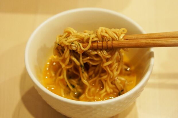 溶き卵にやきそばを付けて食べるだけ！