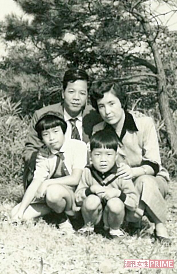 9歳のころ。静岡に越した直後県内を観光した際の家族写真