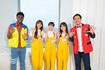 アイクぬわら、木村昴とポーズを取る現在のおはガールたち（左から、アイクぬわら、土方エミリ、後藤はな、河村かほ、木村昴）