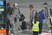 2025年3月13日、羽田空港に到着してバスに乗り込む大谷翔平と山本由伸と佐々木朗希2