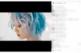 楽曲『イニミニマイニモ』では青髪を披露（本人インスタグラムより）