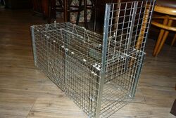 ボランティアらが使う猫の捕獲器。奥まで入ると扉が閉まる