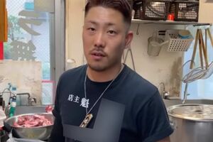 店内での山口魁容疑者。Tシャツには「店主　魁」の文字（SNSより）