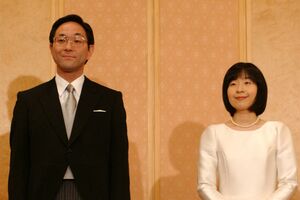 黒田慶樹さんと結婚記者会見をする清子さん（'05年11月）