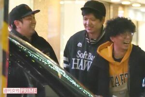 歌舞伎町を談笑しながら歩く『レインボー』のジャンボたかおと『からし蓮根』伊織と『たくろう』の木村バンド