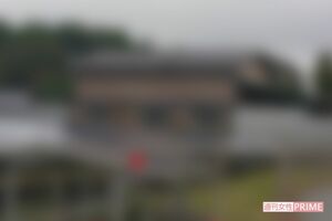 木村祐一容疑者の実家。広い敷地内に古い母屋、新しい母屋、2つの納屋がある