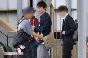 初主演映画を撮影中の水川かたまり。一般の利用者もいる駅のホーム上で撮影していたため、大声を出すシーンに驚く人も