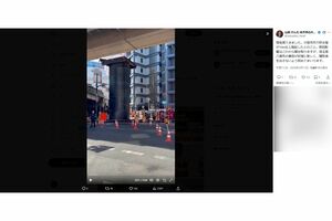 アスファルトを突き破って現れたパイプ（大阪府山田けんた議員の投稿より）