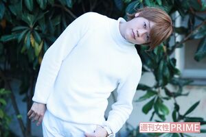 “まーきのっ”ポーズをするおばたのお兄さん　撮影／森田晃博