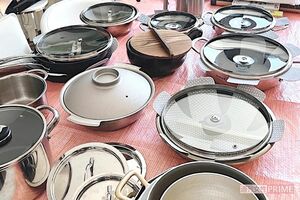 キッチンの収納を見直すにあたり、一度すべての鍋をテーブルへ。使用頻度を考え、使わない鍋は手放し、数を3～4つほどに厳選！