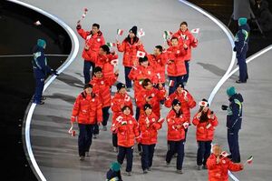 ミラノ・コルティナ五輪の開会式で行進する日本代表選手団（代表撮影）