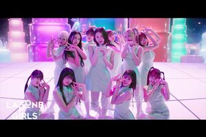 『Click』MVの衣装はモーニング娘。『LOVEマシーン』っぽいという声も（ME:I公式YouTubeより）