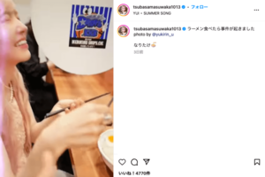 「あざとい」ツッコミ続出したラーメンを食べる益若つばさ（公式インスタグラムより）