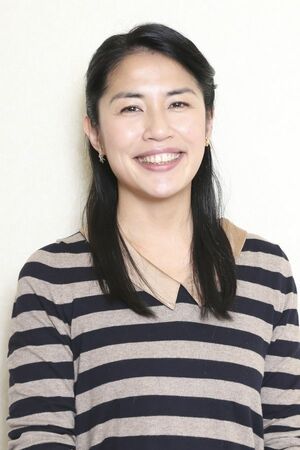  おくやま・よしえ●1974年3月11日生まれ。東京都出身。女優・タレントとしてテレビを中心に活躍中。2001年にヘアメークアップアーティストである稲葉功次郎と結婚。2002年に第1子となる長男を出産し、2011年に第2子となる次男・美良生くんを出産。自身のブログで次男の「ダウン症候群」を告白した。撮影／吉岡竜紀