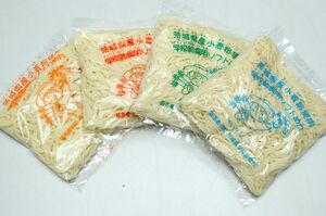 左から低学年用、中学年用、高学年用、中学生以上用。ソフト麺1袋の重さは、子どもの成長によって異なる
