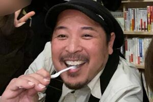 宿泊客と戯れる武内俊晴容疑者（本人SNSより）