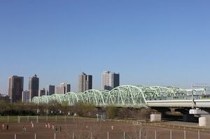 JR東北線・京浜東北線の荒川橋梁。橋の手前、東京側は北区赤羽。向こう側のタワーマンションが並び立つ地が埼玉県の川口だ（筆者撮影）