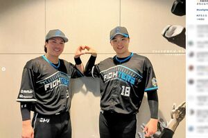 日本ハムファイターズ対ソフトバンクホークスの試合で黒ユニフォームが