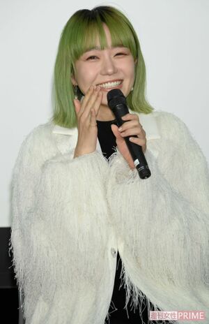 NHK『東京サラダボウル』で髪を緑に染めた奈緒