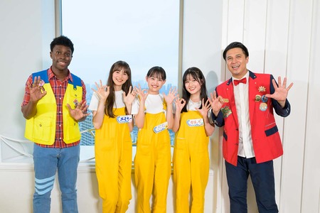 アイクぬわら、木村昴とポーズを取る現在のおはガールたち（左から、アイクぬわら、土方エミリ、後藤はな、河村かほ、木村昴）