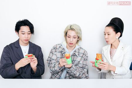 「サイドオーダーのパイ」食べ方2:パッケージの下から押し出す 撮影/山田智絵