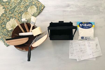 壁紙と一緒に購入した道具一式。「これで5000円。レクチャーを受けて自分で張ってみたら楽しくて」 写真/小暮涼子さん本人