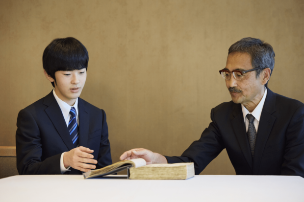 書陵部(図書寮文庫)所蔵資料を御覧になる悠仁さま(写真/宮内庁提供)