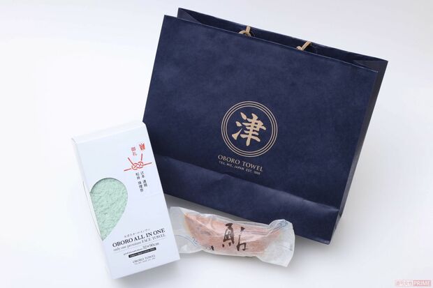 来場者に配られたお土産。三重県のタオルと岐阜県のアユの和菓子が入っていた