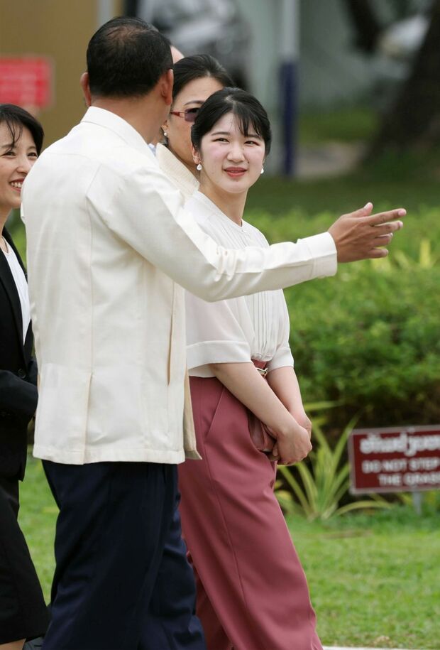 18日、凱旋門へ向かわれる愛子さま。カジュアルなコーディネート（共同通信社）