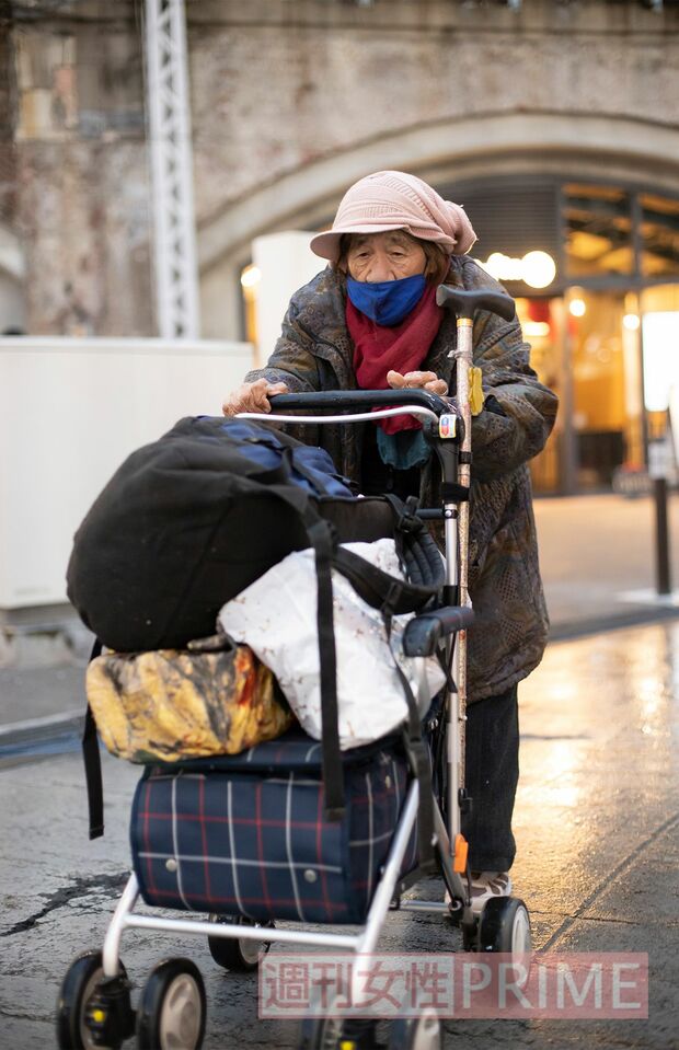 手押しのカートに商売道具を詰め、月曜から金曜まで足立区の自宅から約1時間かけて新橋まで通っている