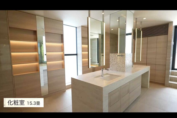 ヒカキンが住む20億円の新居の化粧室はまるで高級ホテルのよう(本人のYouTubeチャンネルより)