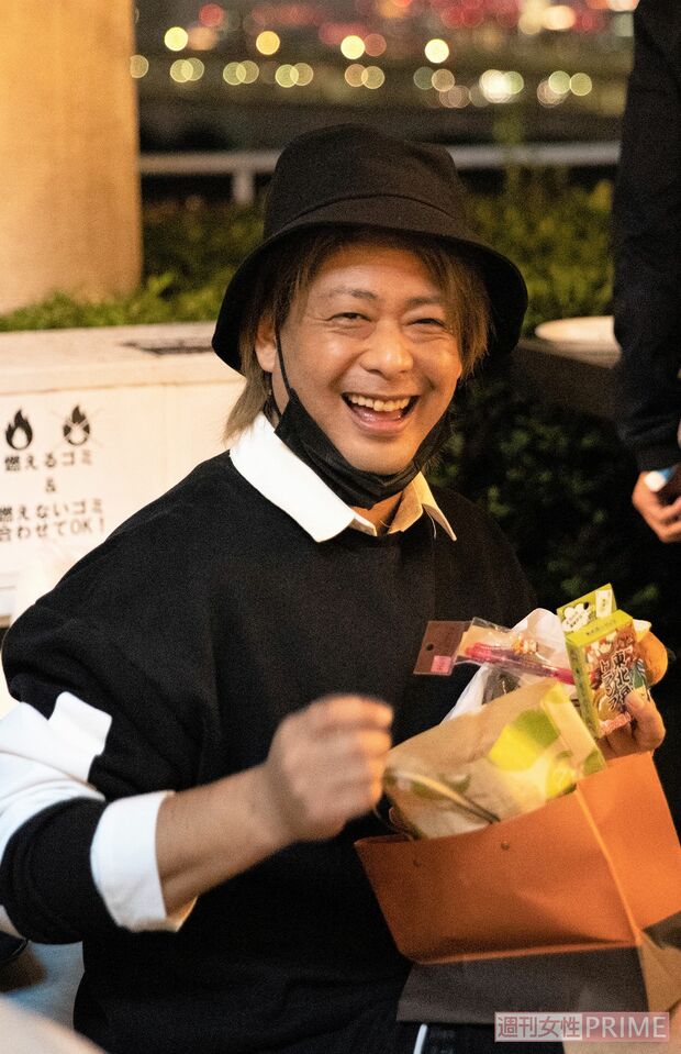 花束をもらって嬉しそうな五十嵐隼士