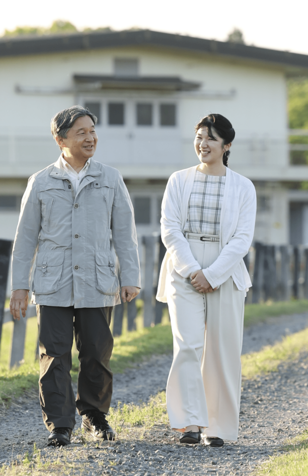 '24年5月 夕暮れの御料牧場をご散策。「愛子さまは色選びが巧みでいらっしゃいます。タック入りのワイドシルエットパンツははきこなしが難しいのですが、ベルトによる高めのウエストマーク、腰丈のカーディガンで、より美シルエットに」(日置さん)