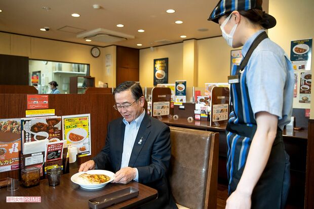 取材当日、CoCo壱番屋にて好物のイカフライをトッピングしたカレーを注文。料理が運ばれてくると、まずお皿を触って温かさを確認していた