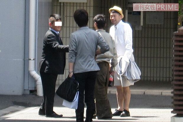 ’10年の誕生日翌朝に元恋人（左）と一緒にいるところをファン2人に声をかけられていた槇原