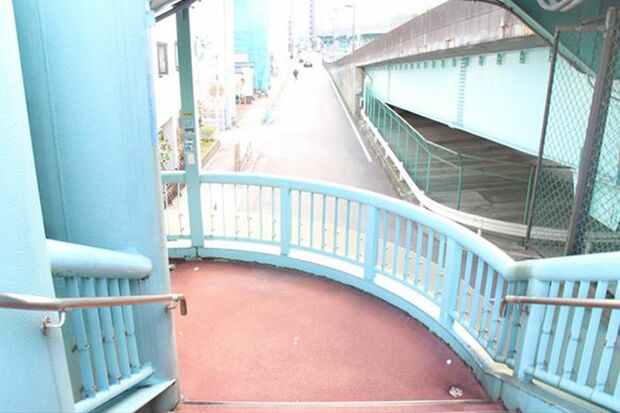 東京・隅田川にかかる千住大橋を登るための螺旋階段。母親が少年に、祖父母の殺害を唆したとされる場所