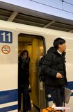 11月26日、名古屋駅の新幹線ホームに降り立った今井絵理子議員と橋本健氏（2023年）