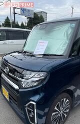 無断駐車禁止の注意喚起の紙が貼られた車