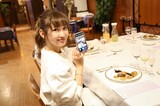 スマホで撮影したYOSHIの画像を見せる紗栄子（『YOUR RESTAURANT』プレスリリースより）
