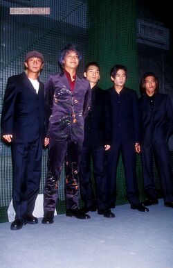 人気絶頂期にあったSMAP。“キムタク立ち”をする木村拓哉は確かに身長が低く見える