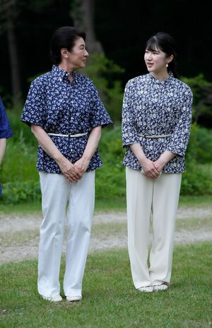 雅子さまの定番である“シャツをベルトで締めるスタイル