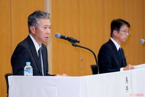 記者会見中のサントリーHDの鳥井信宏社長（左）と、山田賢治副社長（右）