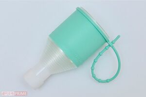 縮めた状態で傘の先端にかぶせ、手元に向かってスライドさせて装着する。カバンにつけられるシリコンのひももついている　撮影／山田智絵