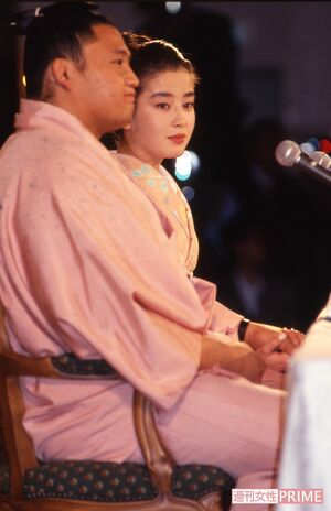 当時の貴花田との婚約会見はお揃いのピンクの着物。ふたりはずっと手を繋いでいた