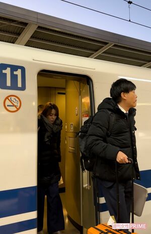 11月26日、名古屋駅の新幹線ホームに降り立った今井絵理子議員と橋本健氏（2023年）