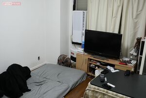 部屋のどこで首つりしたかまでは教えてくれなかった、と松原。自殺した前住人のさまざまな痕跡が残る中、彼は住んでいる