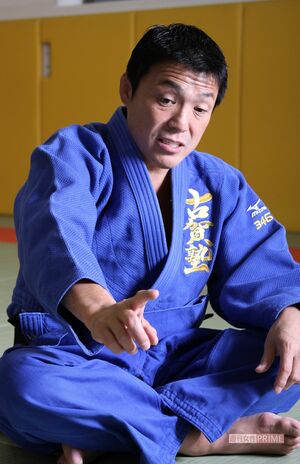 『週刊女性』のインタビューを受ける古賀稔彦さん（2010年） b