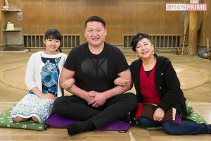 久志本眞子と冨士眞奈美の“スー女”に挟まれる、元旭天鵬の友綱親方