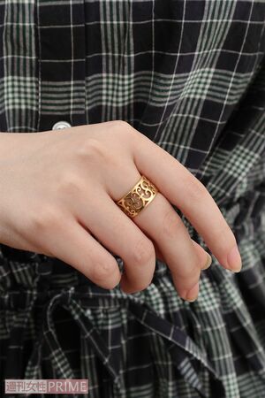 20歳の誕生日に母親から贈られたティファニーの指輪。凝ったデザインがお気に入り