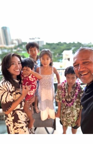 《ハワイの思い出。自炊にかぎります。何を食べるかってより、誰とどこで食べるかっていうのをポイントに置いてる我が家です》(美保さんのインスタグラムより)